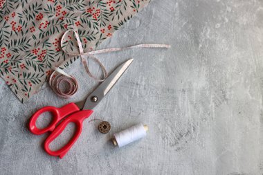 Dikiş projesi devam ediyor. Terzinin masasının fotoğrafını kapat. El yapımı kıyafetler.. 