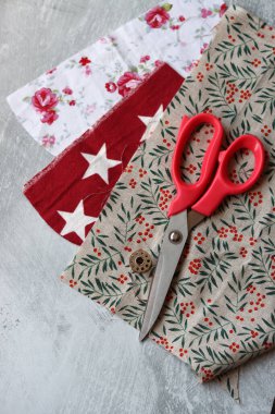 Dikiş araçları: makas, iplik, kumaş, iğne, düğme ve gri arkaplan üzerinde renkli yumuşak pamuk kumaş fotokopi alanı düz bileşimi dikiş aksesuarları 