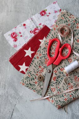 Dikiş araçları: makas, iplik, kumaş, iğne, düğme ve gri arkaplan üzerinde renkli yumuşak pamuk kumaş fotokopi alanı düz bileşimi dikiş aksesuarları 