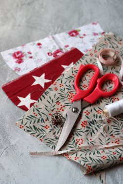 Açık gri desenli arkaplanda farklı pamuk kumaş türleri ve metin için alan. Geri dönüşümlü kumaş giysileri dikiyorum. Çevre dostu moda kavramı. 