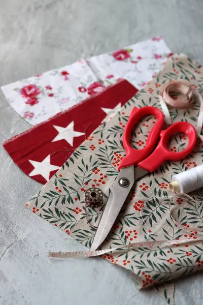 Açık gri desenli arkaplanda farklı pamuk kumaş türleri ve metin için alan. Geri dönüşümlü kumaş giysileri dikiyorum. Çevre dostu moda kavramı. 