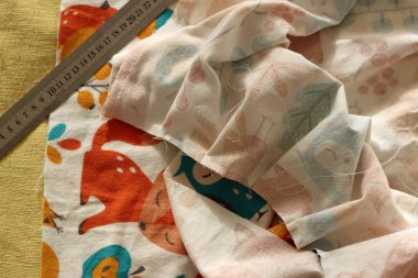 Dikiş projesi devam ediyor. Terzinin masasının fotoğrafını kapat. El yapımı kıyafetler.. 