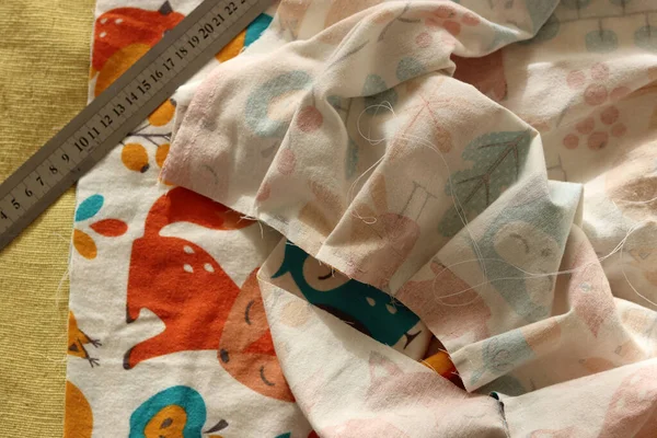 Dikiş projesi devam ediyor. Terzinin masasının fotoğrafını kapat. El yapımı kıyafetler.. 