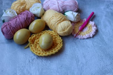 Paskalya yumurtaları ve pamuk iplikleri dokulu arka planda fotokopi alanı ile. Paskalya dekorasyonu. 