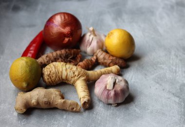 Bağışıklık sistemi konseptini arttırıyorum. Masadaki bitkisel ilaç malzemeleri. Kök sebzeler, otlar ve baharatlar. İltihaplı içecek tarifi. 