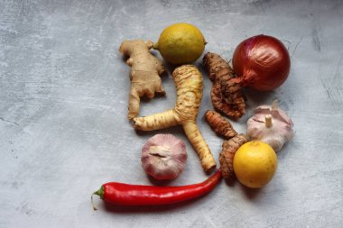 Bağışıklık sistemi konseptini arttırıyorum. Masadaki bitkisel ilaç malzemeleri. Kök sebzeler, otlar ve baharatlar. İltihaplı içecek tarifi. 