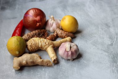 Bağışıklık sistemi konseptini arttırıyorum. Masadaki bitkisel ilaç malzemeleri. Kök sebzeler, otlar ve baharatlar. İltihaplı içecek tarifi. 