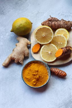 Masada detoks karışımı var. Limon, zencefil ve zerdeçal manzaralı. Alternatif tıp konsepti. 