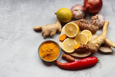 Masada detoks karışımı var. Limon, zencefil ve zerdeçal manzaralı. Alternatif tıp konsepti. 