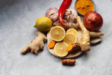 Bağışıklık sistemi konseptini arttırıyorum. Masadaki bitkisel ilaç malzemeleri. Kök sebzeler, otlar ve baharatlar. İltihaplı içecek tarifi. 