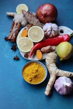 Bağışıklık sistemi konseptini arttırıyorum. Masadaki bitkisel ilaç malzemeleri. Kök sebzeler, otlar ve baharatlar. İltihaplı içecek tarifi. 