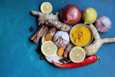 Bağışıklık sistemi konseptini arttırıyorum. Masadaki bitkisel ilaç malzemeleri. Kök sebzeler, otlar ve baharatlar. İltihaplı içecek tarifi. 