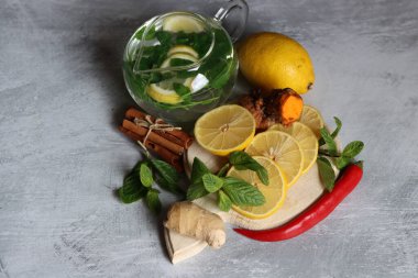Nane, zencefil, limon ve baharatlı bitki çayı. Ev yapımı tıp konsepti. Soğuk dönem için doğal organik içecek..