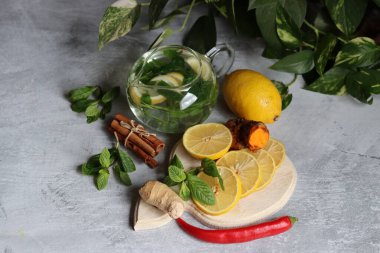Nane, zencefil, limon ve baharatlı bitki çayı. Ev yapımı tıp konsepti. Soğuk dönem için doğal organik içecek..