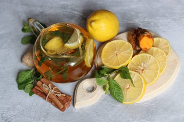 Nane, zencefil, limon ve baharatlı bitki çayı. Ev yapımı tıp konsepti. Soğuk dönem için doğal organik içecek..