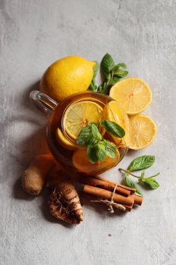 Nane, zencefil, limon ve baharatlı bitki çayı. Ev yapımı tıp konsepti. Soğuk dönem için doğal organik içecek..