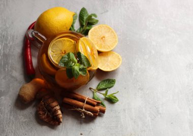 Nane, zencefil, limon ve baharatlı bitki çayı. Ev yapımı tıp konsepti. Soğuk dönem için doğal organik içecek..