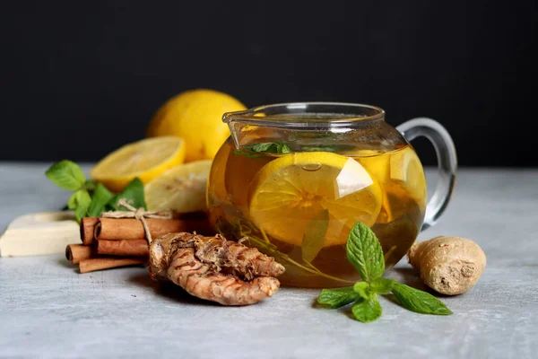 Limonlu sıcak çay, zencefil, bal ve nane arkaplanda fotokopi temposuyla. Ev yapımı grip önleyici içecek. Sağlıklı yeme kavramı. 