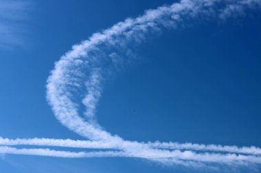 Mavi gökyüzünde uçak izleri, fotoğrafa yakın çekim..