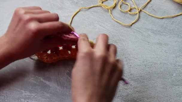 클로즈업 비디오의 크로셰 할머니 사각형 화려한 장식을 — 비디오