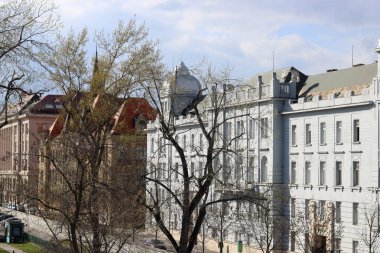Bratislava 'nın mimarisi, Slovakya. Tuna Nehri 'nin eski kasabasına bakın. Bulutlu bahar günü. Güzel eski binaların panoramik fotoğrafı. Turizm beldeleri kavramı. 