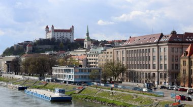 Bratislava 'nın mimarisi, Slovakya. Tuna Nehri 'nin eski kasabasına bakın. Bulutlu bahar günü. Güzel eski binaların panoramik fotoğrafı. Turizm beldeleri kavramı. 