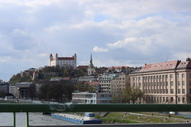 Bratislava, Tuna Nehri 'nin panoramik manzarası. Bulutlu bir günde Bratislava Kalesi. Avrupa mimari kavramı. 