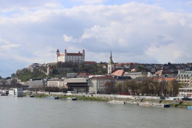 Bratislava 'nın mimarisi, Slovakya. Tuna Nehri 'nin eski kasabasına bakın. Bulutlu bahar günü. Güzel eski binaların panoramik fotoğrafı. Turizm beldeleri kavramı. 