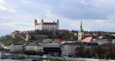 Bratislava, Tuna Nehri 'nin panoramik manzarası. Bulutlu bir günde Bratislava Kalesi. Avrupa mimari kavramı. 