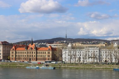 Bratislava 'nın mimarisi, Slovakya. Tuna Nehri 'nin eski kasabasına bakın. Bulutlu bahar günü. Güzel eski binaların panoramik fotoğrafı. Turizm beldeleri kavramı. 