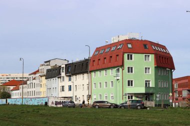 Doğu Avrupa 'nın panelleri. Bratislava Uyku Odası. Renkli modern binalar, yeşil çimenler, insan yok.. 