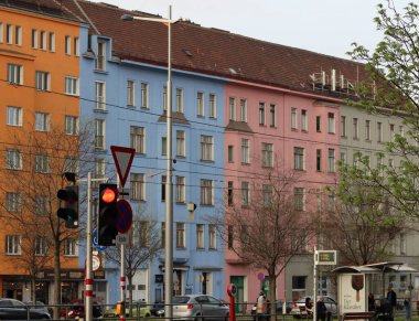 Evlerin renkli cepheleri yakın çekimde. Avrupa Mimarisi. 