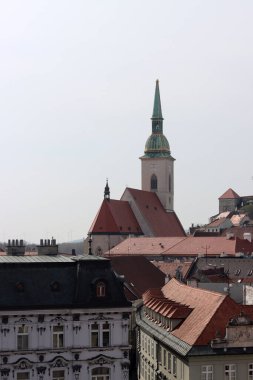 Eski Bratislava kasabası, Slovakya güneşli bahar günü. Güzel binalar, çiçek açan ağaçlar, sokak manzarası. Orta Avrupa 'nın mimarisi. 
