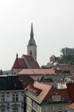 Eski Bratislava kasabası, Slovakya güneşli bahar günü. Güzel binalar, çiçek açan ağaçlar, sokak manzarası. Orta Avrupa 'nın mimarisi. 