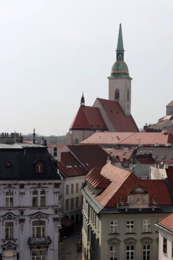 Eski Bratislava kasabası, Slovakya güneşli bahar günü. Güzel binalar, çiçek açan ağaçlar, sokak manzarası. Orta Avrupa 'nın mimarisi. 