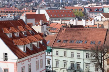 Bratislava, Slovakya 'daki Castle Hill' den Eski Şehir manzarası. Sokak manzarası, eski kırmızı çatılı evler. Avrupa 'da bahar. 