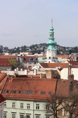 Bratislava, Slovakya 'daki Castle Hill' den Eski Şehir manzarası. Sokak manzarası, eski kırmızı çatılı evler. Avrupa 'da bahar. 