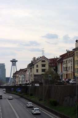 Eski Bratislava kasabası, Slovakya güneşli bahar günü. Güzel binalar, çiçek açan ağaçlar, sokak manzarası. Orta Avrupa 'nın mimarisi. 