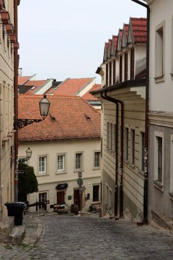 Slovakya 'nın Bratislava kasabasında küçük güzel bir cadde. Avrupa 'nın mimarisi. Turizm beldeleri kavramı. 