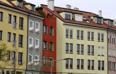 Evlerin renkli cepheleri yakın çekimde. Avrupa Mimarisi. 