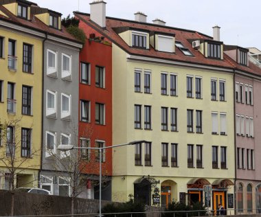 Evlerin renkli cepheleri yakın çekimde. Avrupa Mimarisi. 