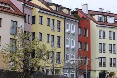 Evlerin renkli cepheleri yakın çekimde. Avrupa Mimarisi. 