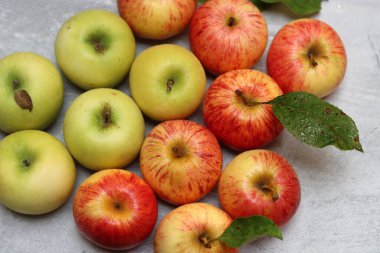 Güzel yeşil ve kırmızı elmalar üst manzara fotoğrafı. Açık gri desenli arka planda sulu organik meyve ve metin için yer var. Sağlıklı yeme kavramı. 