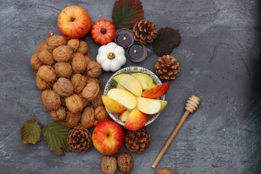 Elma ve bal, Yahudi yeni yıl sembolleri. Rosh Hashana kutlama konsepti. Sonbahar meyvesiyle hayat. 