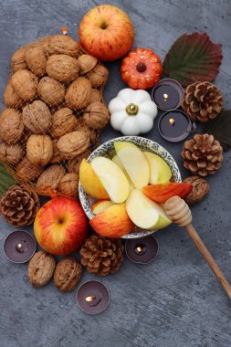 Elma ve bal, Yahudi yeni yıl sembolleri. Rosh Hashana kutlama konsepti. Sonbahar meyvesiyle hayat. 