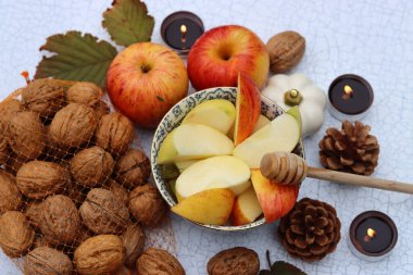 Elma ve bal, Yahudi yeni yıl sembolleri. Rosh Hashana kutlama konsepti. Sonbahar meyvesiyle hayat. 