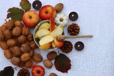 Rosh Hashanah en üstteki fotoğrafı simgeliyor. Kırmızı elmalar, tatlım. Dekorasyon ve mumlar. Arka planda fotokopi alanı var. İsrail kültürü konsepti. 