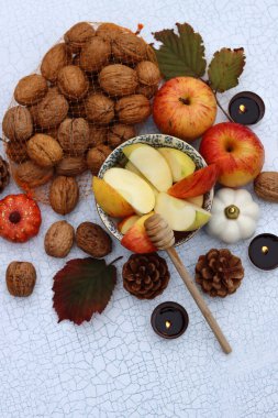 Rosh Hashanah en üstteki fotoğrafı simgeliyor. Kırmızı elmalar, tatlım. Dekorasyon ve mumlar. Arka planda fotokopi alanı var. İsrail kültürü konsepti. 