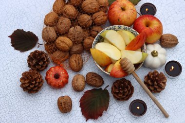 Elma ve bal, Yahudi yeni yıl sembolleri. Rosh Hashana kutlama konsepti. Sonbahar meyvesiyle hayat. 