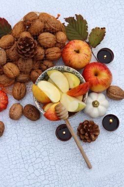 Elma ve bal, Yahudi yeni yıl sembolleri. Rosh Hashana kutlama konsepti. Sonbahar meyvesiyle hayat. 